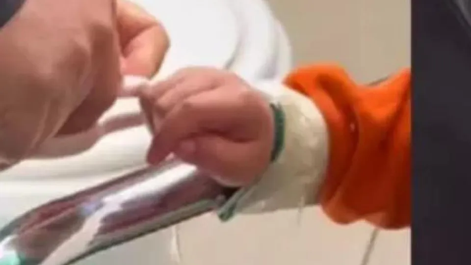 Criança autista é achada amarrada em escola no PR e professora é presa