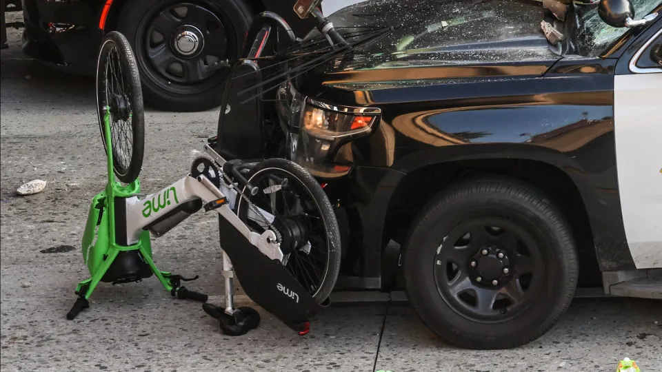 Carro da imigração atropela manifestantes nos EUA