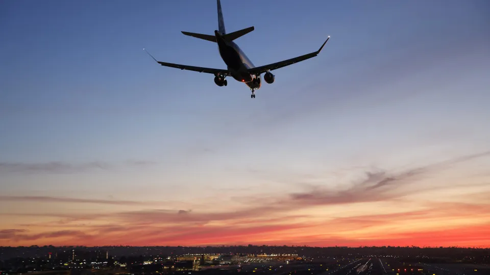 Avião faz "manobra agressiva" para não colidir com bombardeiro nos EUA