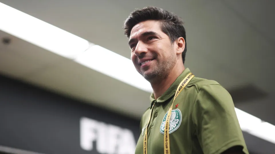 Palmeiras foca no Corinthians e visita o Vitória com reservas em Salvador