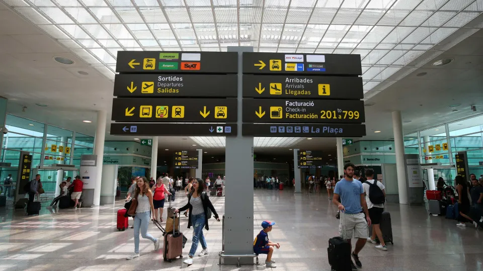Casal deixa filho sozinho no aeroporto de Barcelona para não perder o voo