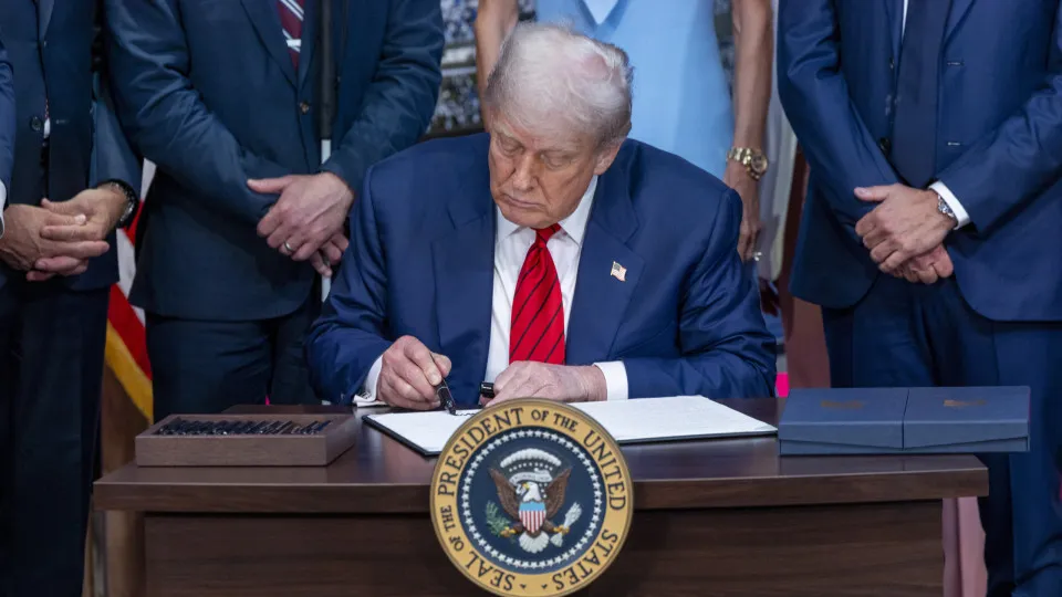 Trump impõe sobretaxa adicional de 25% a produtos da índia