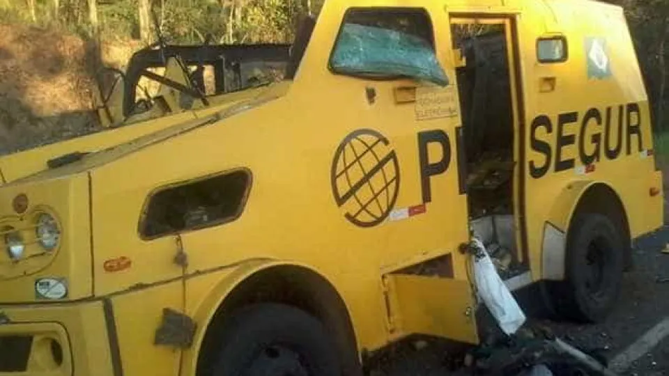 Criminosos explodem carro-forte em tentativa de assalto no interior de SP